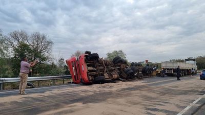 Accidente con suerte: Camión semirremolque vuelca, pero no hay heridos