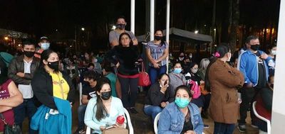 Esteños estuvieron largas horas en fila y se quedaron sin dosis anticovid - ABC en el Este - ABC Color