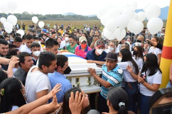 Emotiva despedida a Leidy Luna en el cementerio de Guairá