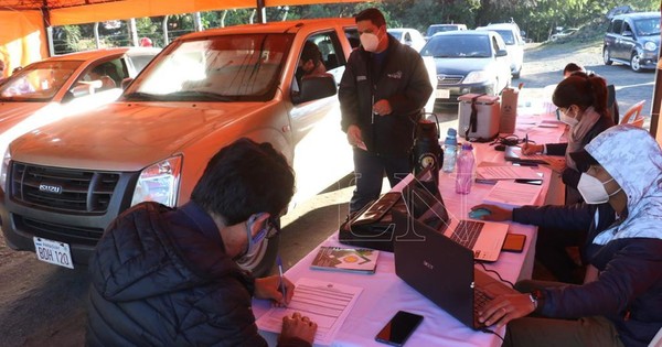 La Nación / Cerro Ñemby: unos 60 vehículos quedaron fuera tras cierre de vacunatorio