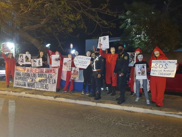 Activistas se manifiestan exigiendo cambios en Defensa Animal - Nacionales - ABC Color