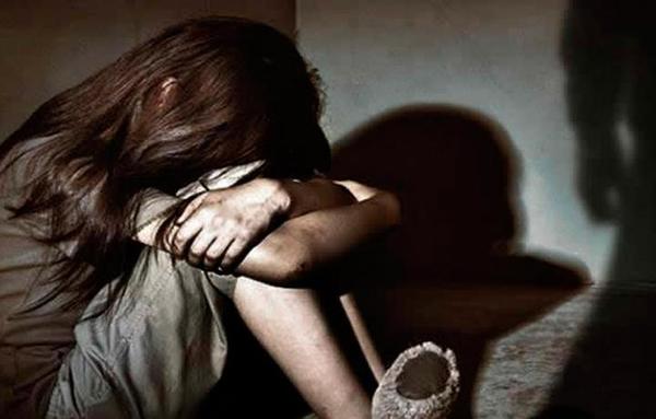 20 años de encierro por abusar de su hijastra