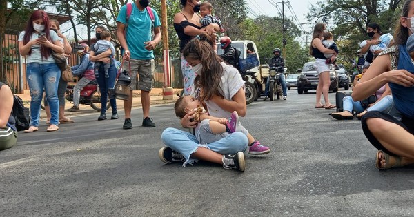 La Nación / La lactancia no es un factor de riesgo y se debe respetar calendario de vacunación, afirman