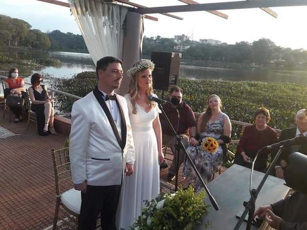 En la postal de la ciudad: Pareja dio el sí en el Lago de la República