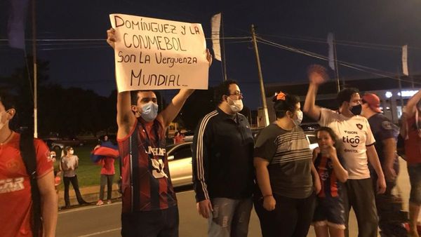 Hinchas de Cerro Porteño se manifiestan frente a la Conmebol