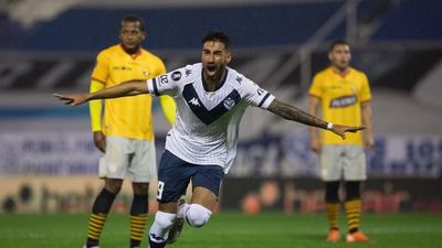 Vélez Sarsfield logra una ventaja mínima ante Barcelona
