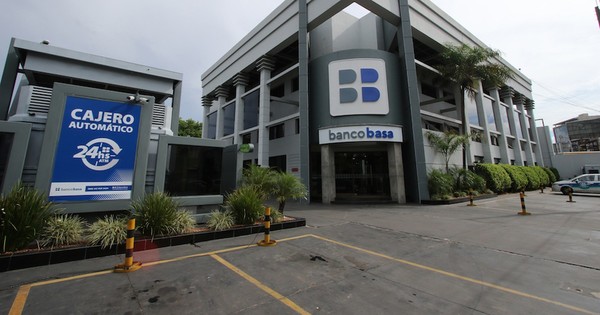 La Nación / Por tercera vez eligen a Banco Basa como el mejor del Paraguay