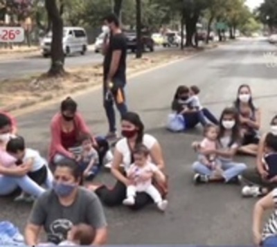 Madres lactantes exigen ser vacunadas contra la covid-19 - Paraguay.com