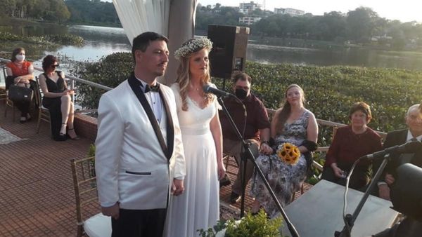 Brasileños se casan en Lago de la República de CDE