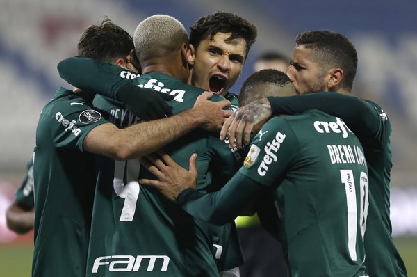 Con la sanción de un polémico penal, Palmeiras vence a Universidad Católica