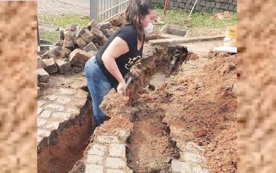 Crónica / Profe se hizo plomera para ayudar a su ména