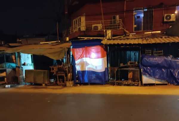 Conflicto de permisionarios por un lugar en la vía pública del Mercado 4 - Nacionales - ABC Color