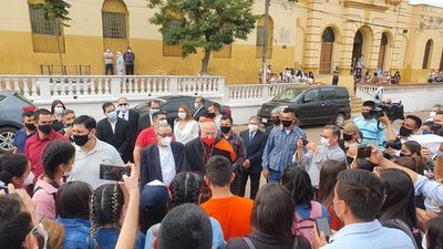 Cardenal López habló con hijas del ex vicepresidente Denis en Concepción