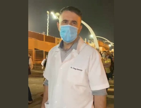 Crónica / Doctor se volvió viral con “video-vacunate”