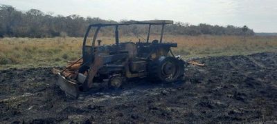 Grupo ACA-EP presuntamente incineró un tractor en estancia de Concepción - Noticiero Paraguay