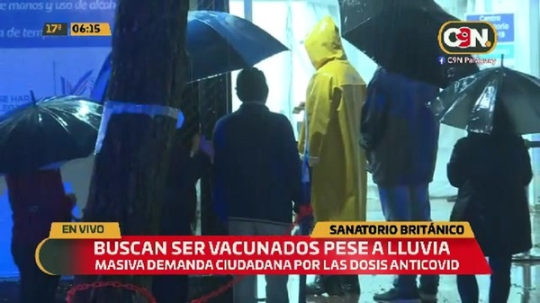 Fila bajo intensa lluvia para inmunización - C9N