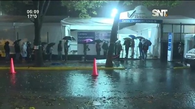 Fila bajo intensa lluvia para inmunización - SNT