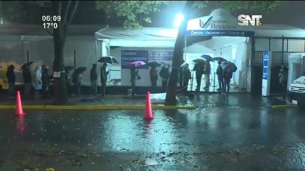 Fila bajo intensa lluvia para inmunización - SNT
