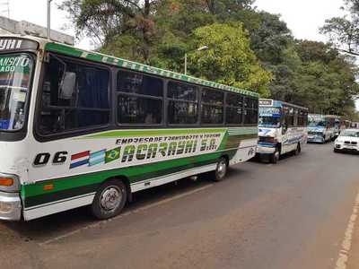 Exigen suba de G. 1.500 el pasaje y hoy van a paro total, mientras ciudadanía sufre por falta del servicio - La Clave