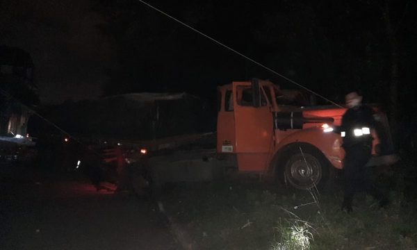 Camión pierde los frenos y derriba transformador