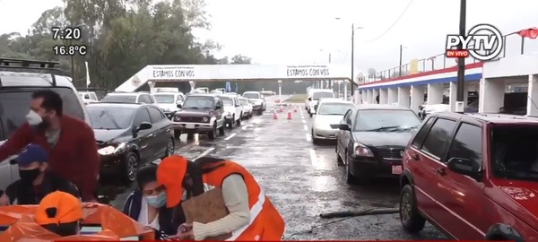 A pesar de la lluvia, gran cantidad de personas aguardan ser inmunizadas - ADN Digital