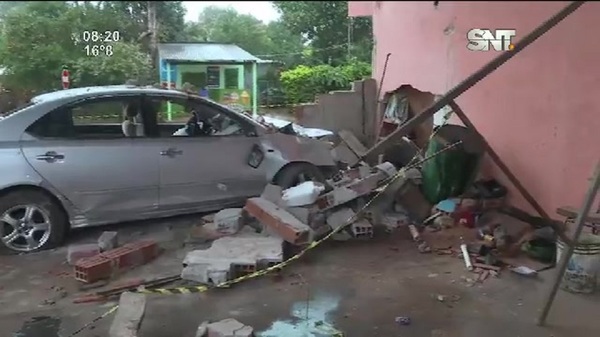 Ypané: Auto chocó contra una vivienda - SNT