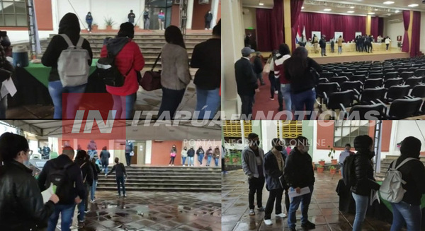 BECAS EBY-GOBERNACIÓN: JÓVENES CONCURREN A RECIBIR PRIMER PAGO.