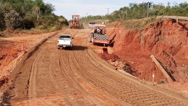 MOPC habilita camino auxiliar tras derrumbe de puente en Tacuatí