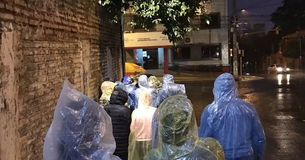 La Nación / Intensa lluvia no frena asistencia en vacunatorios contra el COVID-19