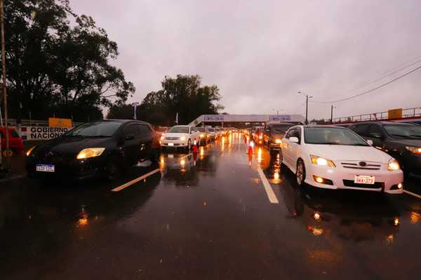 Ni la lluvia detiene a la gente que acude para vacunarse contra el coronavirus | .::Agencia IP::.