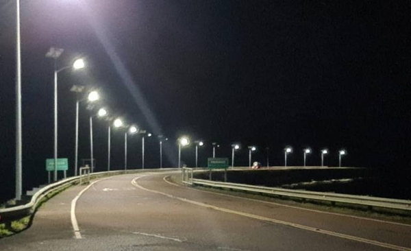 Diario HOY | Maquinización de Aña Cua: iluminan por fin, peligrosa zona de obras