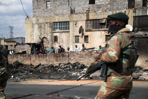 Aumentaron a 117 los muertos por la ola de violencia en Sudáfrica | .::Agencia IP::.