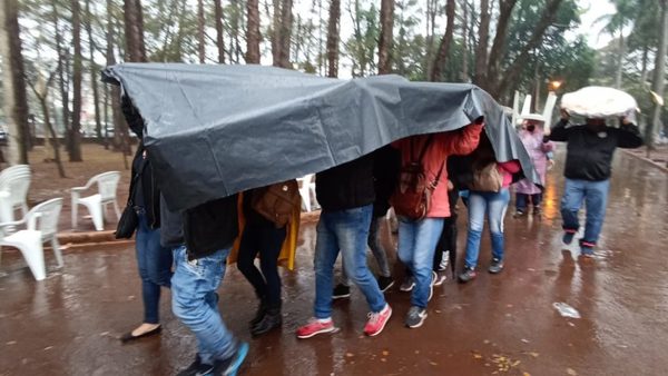 INDIGNANTE: ALTOPARANAENSES SE RESGUARDAN COMO PUEDEN DE LA LLUVIA ESPERANDO VACUNACIÓN