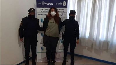 Joven hizo pipí en la cara de un policía