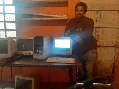 Bañado Sur: Tres jóvenes arreglan equipos informáticos en desuso para dictar cursos básicos - Nacionales - ABC Color