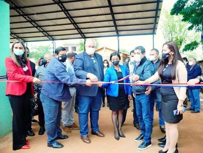 Gobernador habilita tinglado multiuso en Presidente Franco