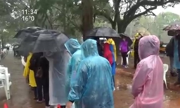 Sufrida espera bajo la lluvia para la vacunación en Alto Paraná - SNT