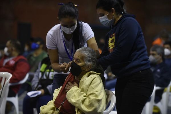 “Una persona vacunada es una persona menos en UTI”, recuerda médico - Nacionales - ABC Color