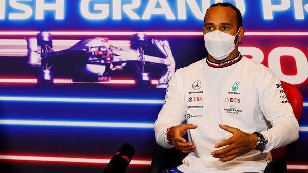 Lewis Hamilton, a recortar a Max Verstappen en Silverstone