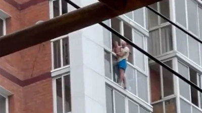 El peor padre del año: Amenazó con lanzar a su criatura desde un piso 13 si su esposa no regresaba (+VIDEO)