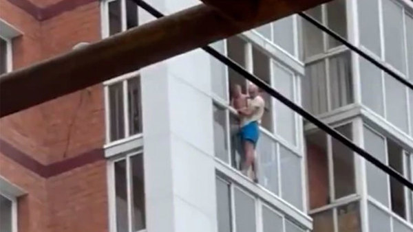 El peor padre del año: Amenazó con lanzar a su criatura desde un piso 13 si su esposa no regresaba (+VIDEO)