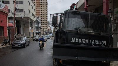 Plagueo por carro hidrante de la Poli que "custodia" a la ANR