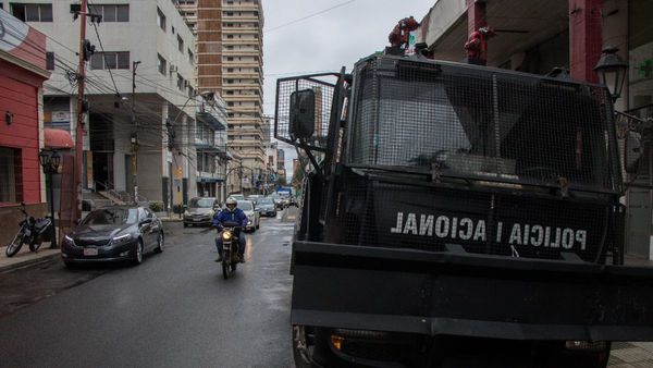 Plagueo por carro hidrante de la Poli que "custodia" a la ANR