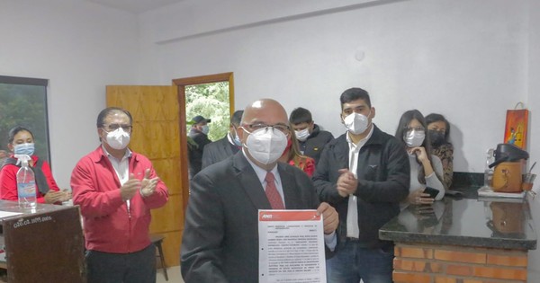 La Nación / Tomás Olmedo inscribió candidatura a intendente con sus concejales para Ñemby