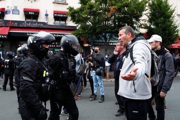 Fuertes protestas en Francia y Grecia contra vacunación obligatoria