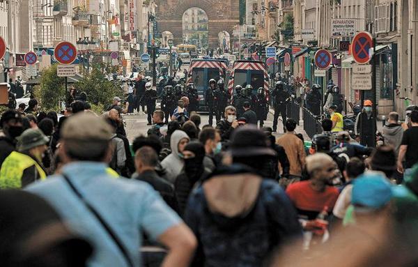 Vacunación obligatoria provoca masivas protestas en Francia y Grecia