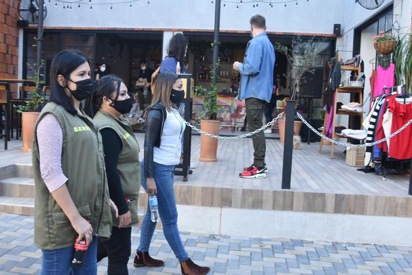 Confianza del consumidor presenta mejora en junio, pero sigue en zona de contracción