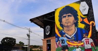 La Nación / De Roque Alonso al mundo: Pitito y su gran mural de Maradona