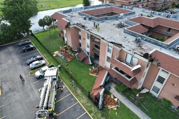 Colapsó parte del techo de un edificio en Miami y ordenaron su evacuación (VIDEO)