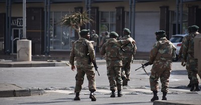 La Nación / Al menos 117 muertos por violencia en Sudáfrica, que alista despliegue masivo del ejército